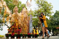 Nhộn nhịp trang hoàng Lễ hội Văn hóa dân gian trên Phố đi bộ Hồ Gươm