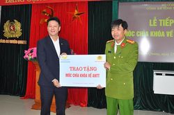 Công an tỉnh tiếp nhận 20.800 'Móc chìa khóa về an ninh trật tự'
