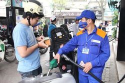 Đồng loạt tăng mạnh, giá xăng RON95 vượt mốc 16.000 đồng/lít