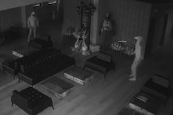 Clip: Tên trộm hết hồn bỏ chạy khi thấy bóng mình trong gương