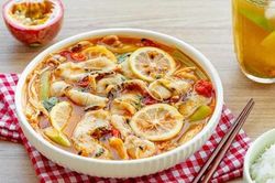 Tuyệt chiêu nấu canh cá đơn giản ngoài sức tưởng tượng: Chỉ cần thêm loại quả siêu quen thuộc này để khử sạch không còn chút mùi tanh!