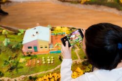 Triển lãm 'Thị trấn Hoa Mười Giờ': Tặng bản thân một vé về miền kí ức tuổi thơ