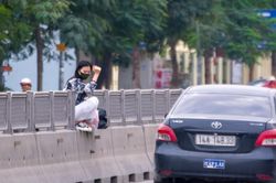 Hơn 300 tấm rào chống lóa trên QL18 bị tháo mất