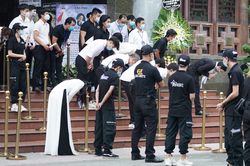 Hoài Linh: 'Xin được khóc để chào người anh ra đi không trở lại'