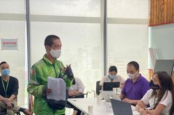 Grab và tài xế nên chia sẻ thế nào khi bị áp thuế?