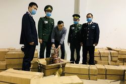 Bắt vụ vận chuyển hơn một tấn pháo và hơn 2 tấn gỗ qua biên giới