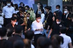 Người dân đội mưa đưa linh cữu nghệ sĩ Chí Tài ra sân bay về Mỹ