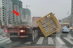 Thùng xi măng đổ xuống đường, chèn vào xe ba gác