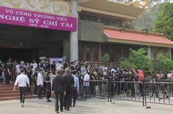 Dòng người xếp hàng dài đợi viếng cố nghệ sỹ Chí Tài
