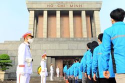 Các tài năng trẻ Việt Nam báo công, vào Lăng viếng Chủ tịch Hồ Chí Minh