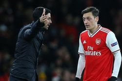 Arteta hãy xin lỗi Ozil và đưa trở lại đội hình Arsenal