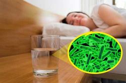 Tại sao không nên đặt cốc nước cạnh giường ngủ?