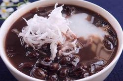 Thanh lọc cơ thể với chè đậu đen thơm ngon đúng điệu