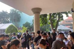 Tang lễ nghệ sĩ Chí Tài: Được bảo vệ nghiêm ngặt, nhiều người dân và đồng nghiệp đến chia buồn