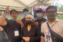 Việt Hương: Vợ Chí Tài đau đớn dõi theo đám tang của chồng ở Việt Nam
