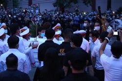 Người hâm mộ tiễn linh cữu nghệ sĩ Chí Tài ra sân bay về Mỹ