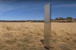 Khối kim loại bí ẩn tại Australia có khắc tọa độ 3 địa điểm