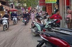 Phố Nam Dư, quận Hoàng Mai: Chợ 'cóc' hoạt động gây ùn tắc cả tuyến phố