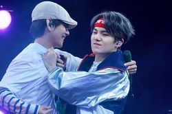 Những khoảnh khắc 'tình bể bình' của V và Suga BTS mà ARMY không thể quên