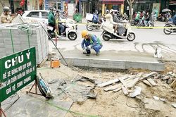 Vỉa hè Hà Nội: Tuổi thọ 70 năm, 3 năm 'chết yểu'