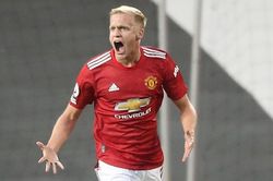 Van de Beek liên tiếp phải ngồi dự bị ở MU