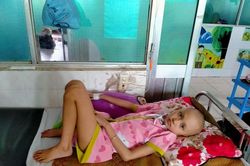 Con ung thư, cha phụ hồ nức nở cầu xin trong vô vọng