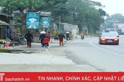 Dẹp bỏ chợ tạm ngay khúc cua trên quốc lộ 1A ở Hà Tĩnh
