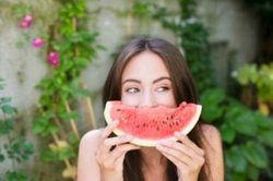 Dưa hấu ngon ngọt đến mấy, có thích ăn cũng cần lưu ý những điều này để không hại sức khỏe