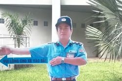 Chú bảo vệ đứng chỉ đường tại ĐH Cần Thơ khiến sinh viên 'thoáng giật mình mỗi lần gặp'