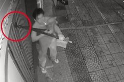 Clip: Mang cả kìm khổng lồ đi bẻ khóa cửa lúc giữa đêm, cặp đôi loay hoay suốt hơn 4 phút vẫn không xong