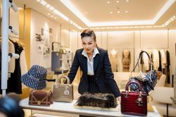 Chỉ cần mặc áo sơ mi và chân váy, Thanh Hằng vẫn đẹp ngút ngàn, thần thái đúng chuẩn 'chị đại'