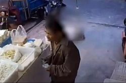 Biết cụ ông mua mì bằng tiền giả 7 năm qua nhưng chủ quán vẫn giả vờ không biết và sự thật gây xúc động