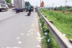 Cần loại bỏ việc rải vàng mã khi đưa tang