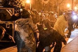 Người ủng hộ và phe phản đối ông Trump đâm chém nhau