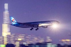 Hình ảnh chuyến bay không vé khứ hồi tiễn đưa cố nghệ sĩ Chí Tài từ Việt Nam sang Mỹ: Linh cữu sắp được đoàn tụ gia đình!