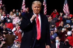 Ông Trump đe dọa phủ quyết dự luật quốc phòng vì lo ngại Trung Quốc