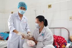 Bàn tay dập nát vì bị cuốn vào máy xay cá