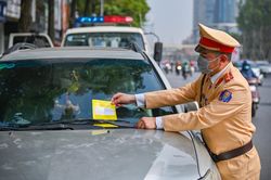 CSGT dán thông báo phạt nguội trên kính ôtô