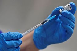 Nước châu Á đầu tiên chấp thuận vaccine Pfizer-BioNTech