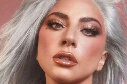 Lady Gaga ngực trần quảng bá dòng mỹ phẩm riêng 'lành tính'