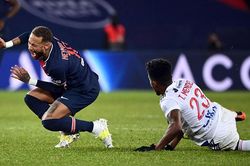 Neymar khóc thét trên sân vì dính chấn thương nặng