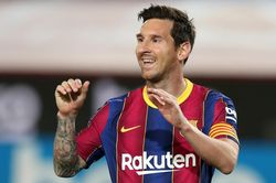 Messi 'chữa bệnh' phung phí cho Barcelona