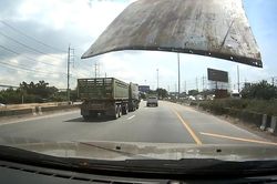 Ôtô đen đủi đột nhiên bị tấm kim loại 'báo hại'