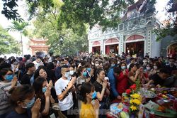 Người dân Thủ đô chen chân đi lễ Phủ Tây Hồ ngày đầu tháng 11 âm lịch