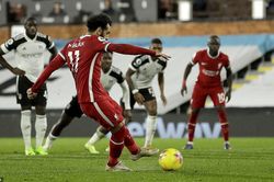 Premier League: Liverpool lỡ cơ hội chiếm ngôi đầu của Tottenham