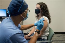 FDA đảm bảo phần lớn người có tiền sử dị ứng an toàn khi tiêm vaccine ngừa COVID-19