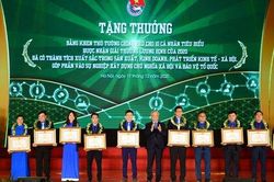 Trao tặng giải thưởng Lương Định Của cho 56 'nhà nông trẻ xuất sắc'