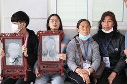 Vụ chồng sát hại vợ cùng con trai vì nghi vợ ngoại tình: Người thân đau xót đem di ảnh 2 mẹ con đến tòa