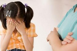 Vô cớ bị bà nội tát bôm bốp khi đang ngủ, con gái gọi điện cho mẹ cầu cứu