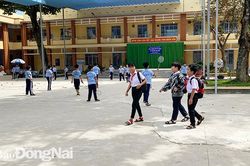 Vất vả vì vào học quá sớm
